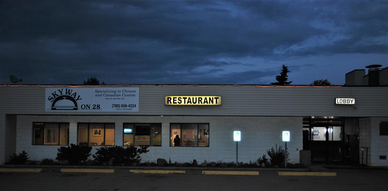 Country Garden Inn & Restaurant Smoky Lake Exterior photo